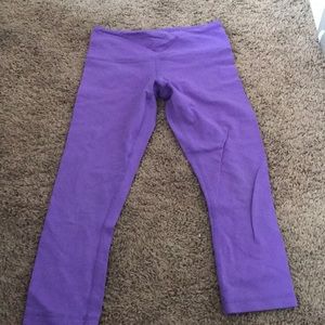 LULULEMON SIZE 4 PURPLE CROPPED LEGGINGS